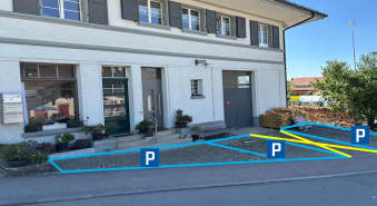 Haus-von-Aussen_Parkplaetze.JPG
